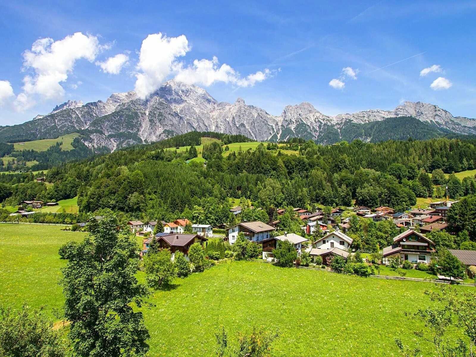 Full village. Зальцбург горы. Леоганг Зальцбург. Зальцбург деревня. Деревня в горах.