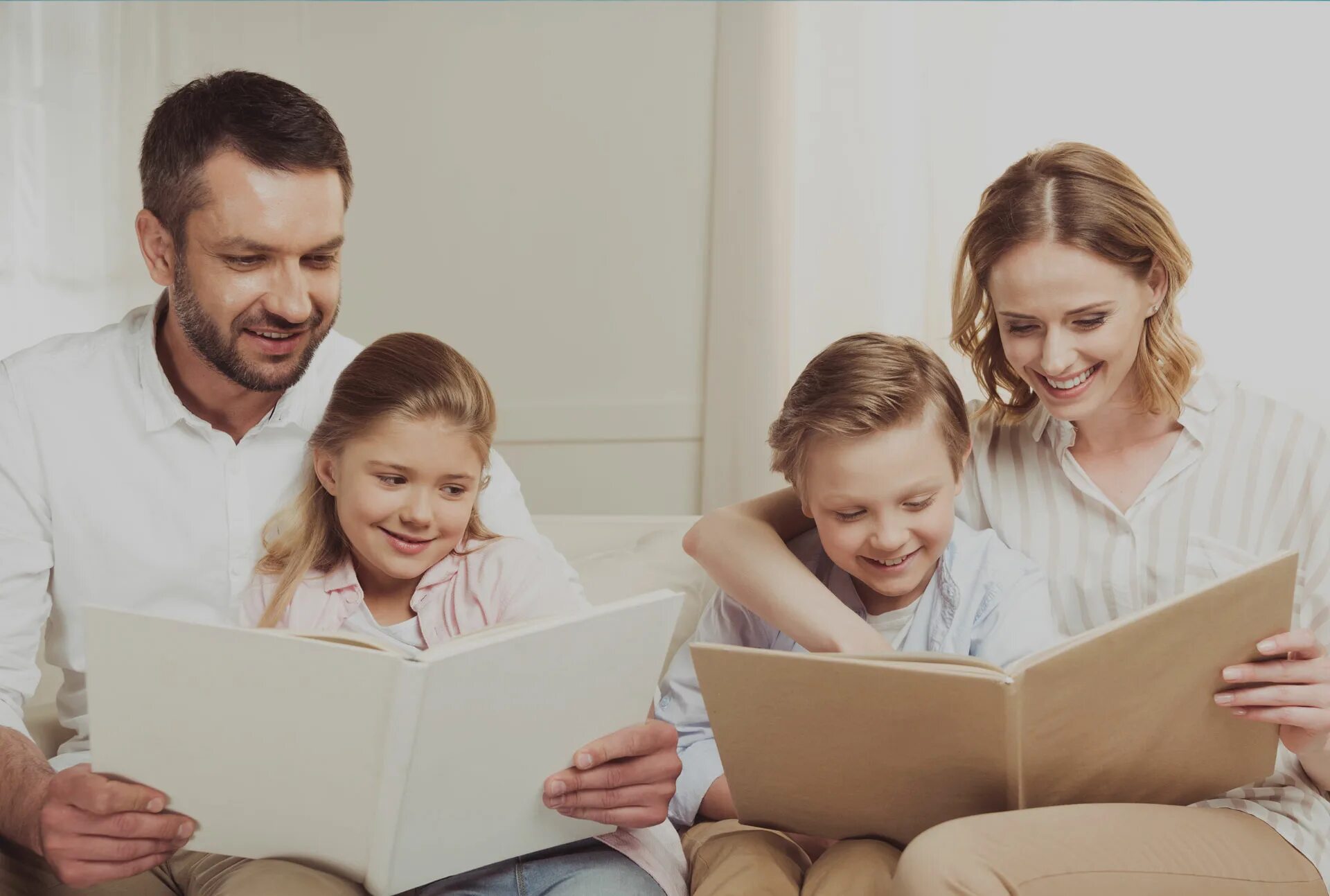 Совместное чтение родителей с детьми. Чтение всей семьей картина. Дети с родителями читают книги. Семейное чтение родители и дети.