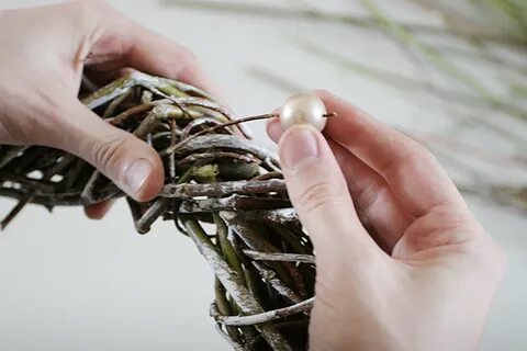 Как сделать венок из веток своими руками