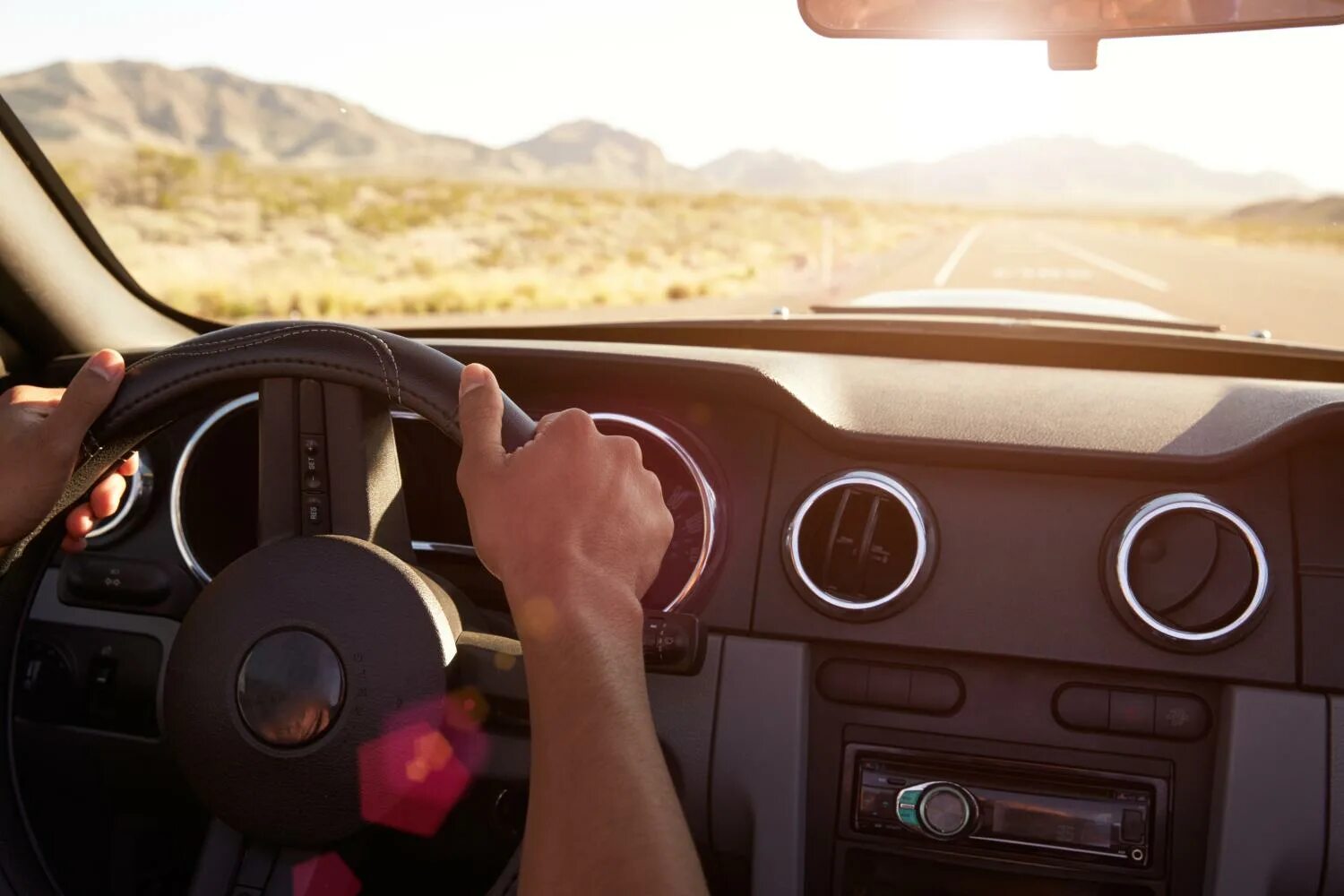 Close drive. Steering Wheel close up. Hands on the Steering Wheel. Конец рулю. Teddy on the car Rudder.