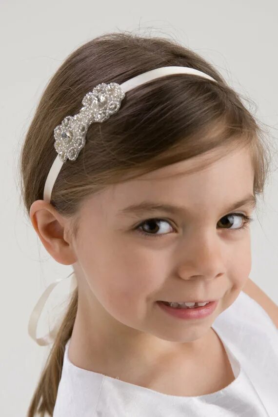 прическа под ободок для девочки. красивые прически с ободком для девочек. прическа с ободком для девочки. ободки для девочек 2022. прическа под ободок на утренник.