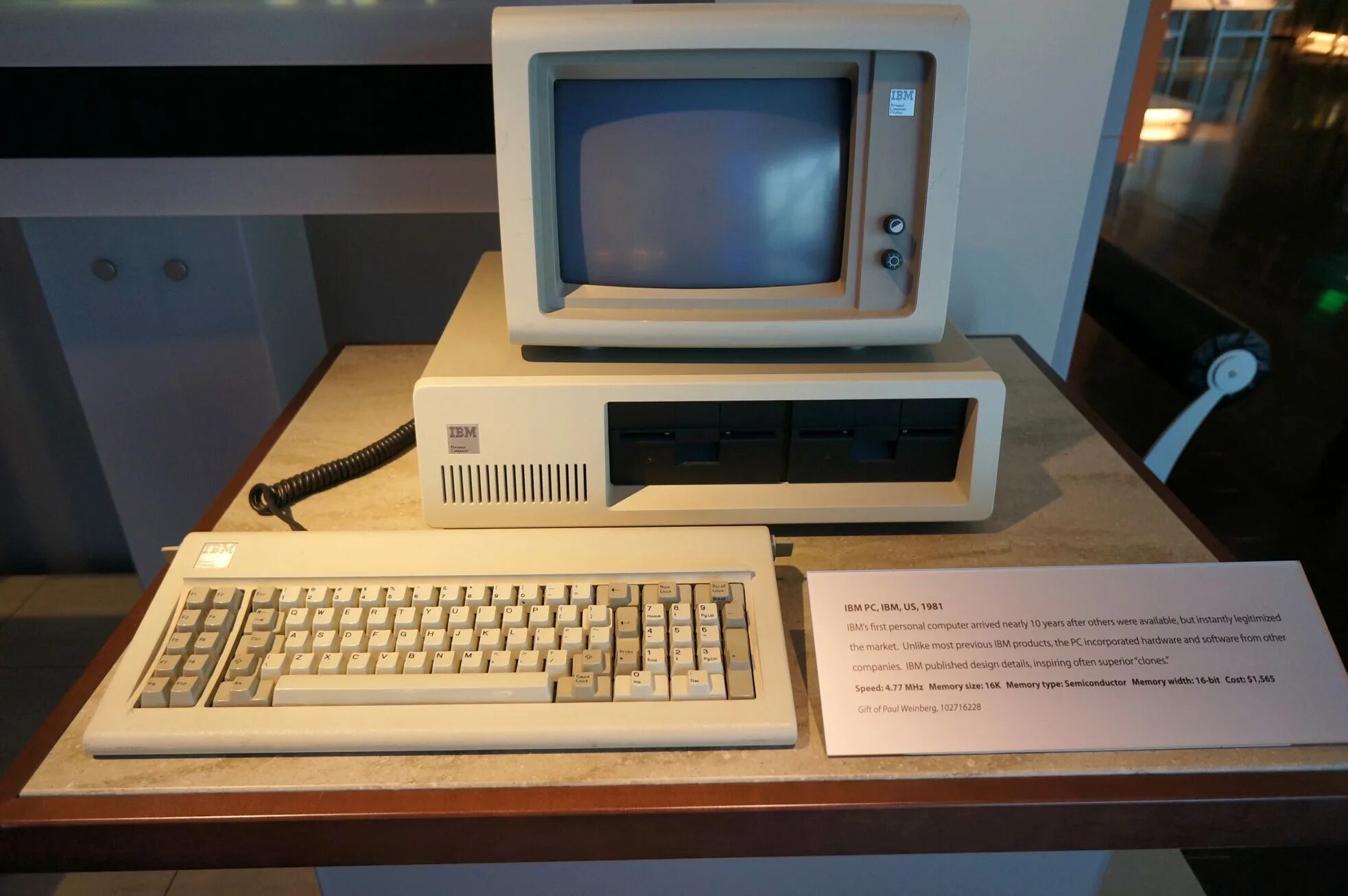 Вычислительная система персональный компьютер. Компьютеры ibm 1979. микрокомпьютер ibm pc 1981. первый персональный компьютер ibm 1981. ibm processor 1980.