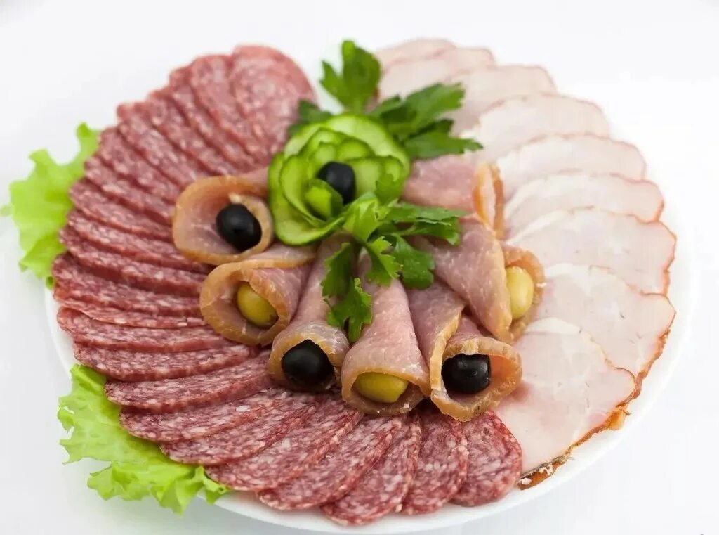 Мясная нарезка на праздничный стол. Мясная нарезка. Мясная нарезка. Украшение мясной нарезки. Украшение блюд праздничного стола.