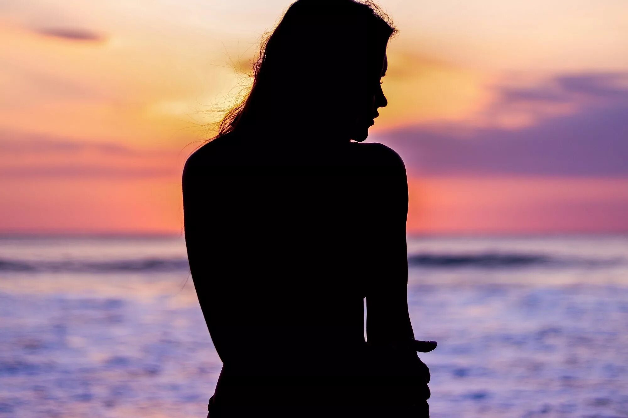 Красивый силуэт девушки. Девушка и ночь. Силуэт девушки со. Красивый силуэт девушки. Девушка в платье на закате.