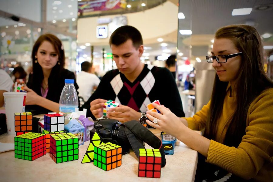 Блогеры кубики. Кубик Рубика спидкубинг. Человек собирает кубик Рубика. Соревнования по кубику Рубика. Спидкубинг соревнования.
