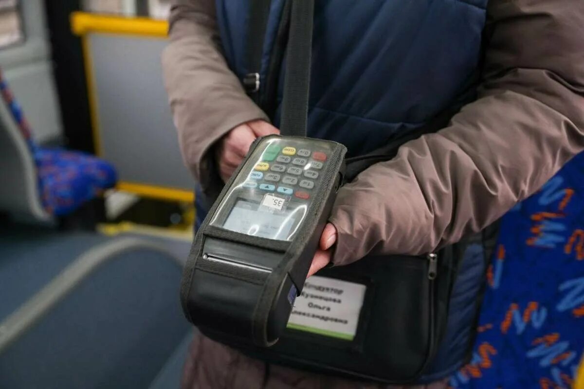 Валидатор кондуктора. Терминал в автобусе. Валидатор в автобусе. Валидатор в автобусе. Оплата общественного транспорта телефоном.