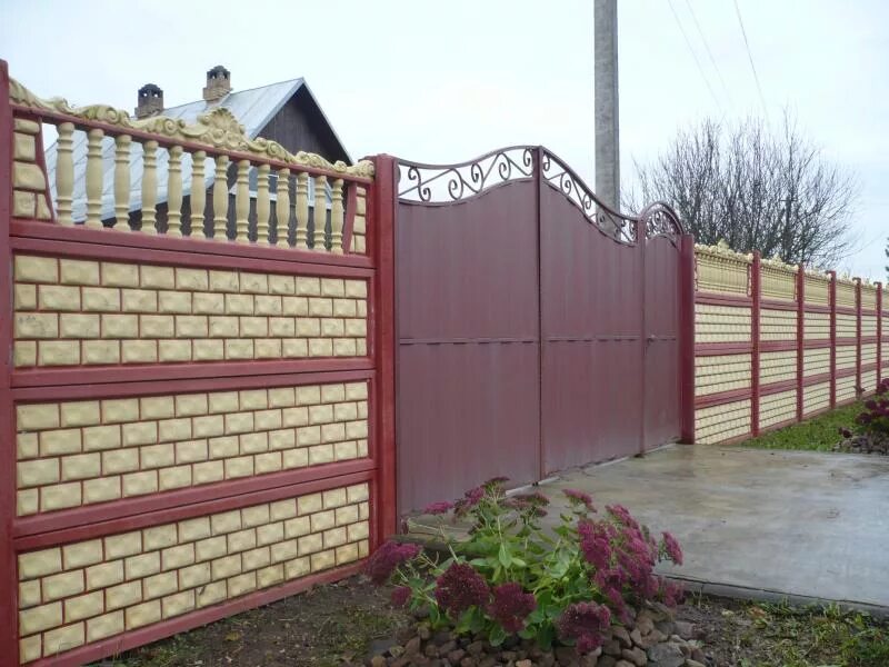 Бетонный забор. Декоративный бетонный забор. Бетонный забор секционный. Забор из бетонных панелей.