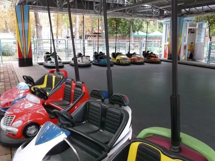 Парк гагарина самара аттракцион автодром. Детский автодром. Детский автодром. Парк аттракционов бамперные машинки. Автогородок для автошколы.
