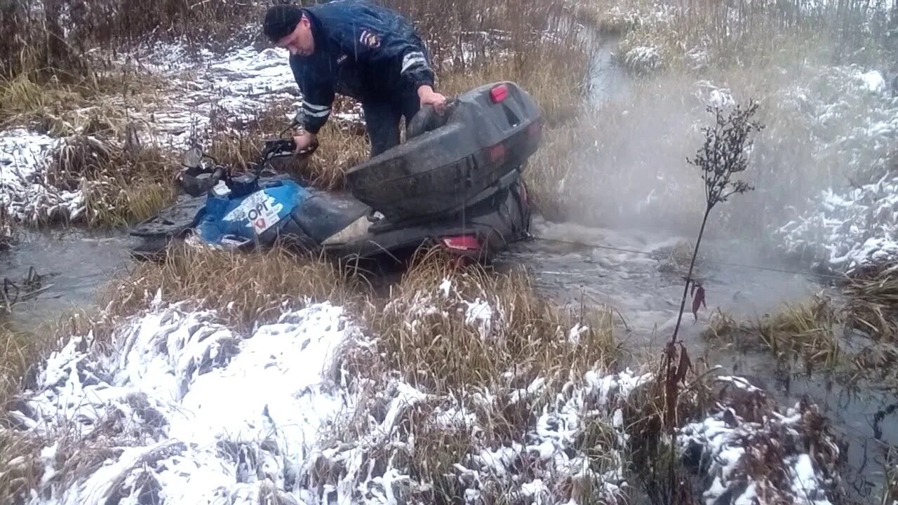 Как вытащить из болота. Машина в болоте. достали машину из болота. машина утонула в болоте.