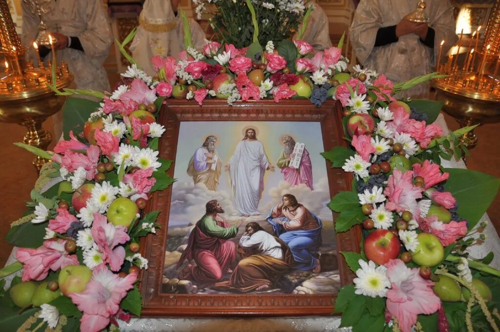 Икона преображение в храме. Украшение иконы на преображение господне. Преображение господне икона на аналое. Преображение господне икона украшена на аналое. Храмовая флористика преображение господне.