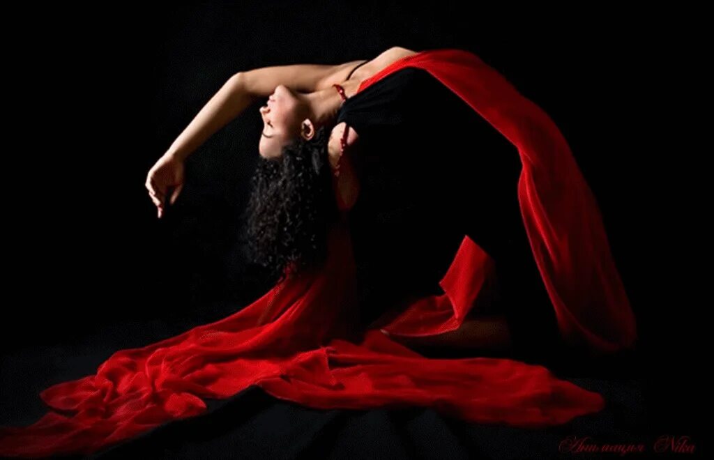 Женщина в Красном. Танцующая женщина. Девушка в Красном платье танцует. Страстная женщина в Красном.
