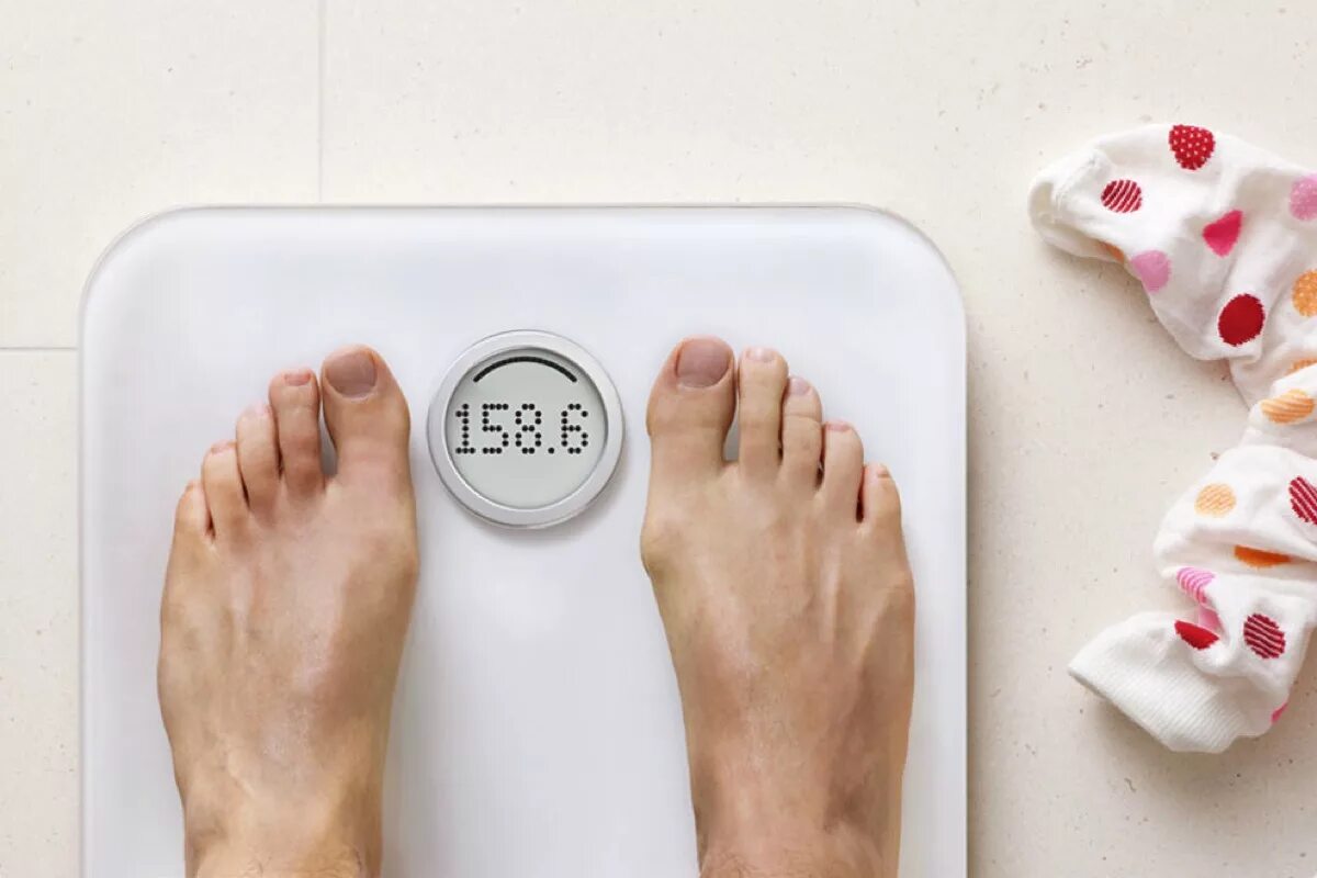 Весы показывают большой вес. Весы показывают вес. Лишний вес на весах. Смешная надпись на весы. Большой вес на весах.