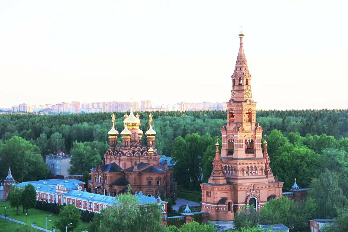 Сергиев посад туристы. Куда можно сходить в сергиевом посаде. Дорога к храму сергиев посад. Клумбы сергиев посад. Анастасия бондарь сергиев посад.