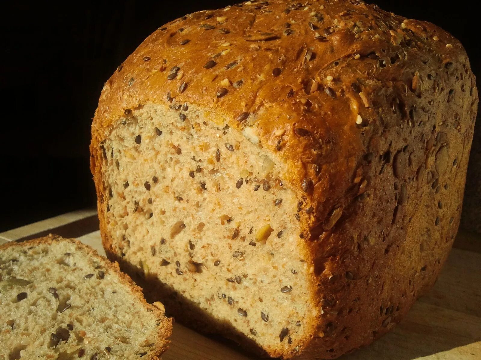 Домашний хлеб. Хлеб в хлебопечке. Хлеб злаковый. Вкусный ароматный хлеб. Полезный хлеб рецепт