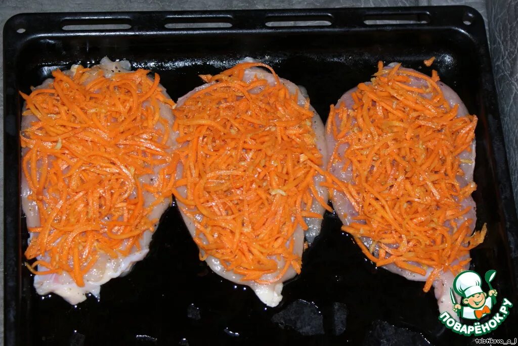 Мясо по корейски рецепт с морковью. Филе курицы с корейской морковкой. Отбивные с корейской морковью. Куриное филе с морковью. Куриное филе с корейской морковкой в духовке.