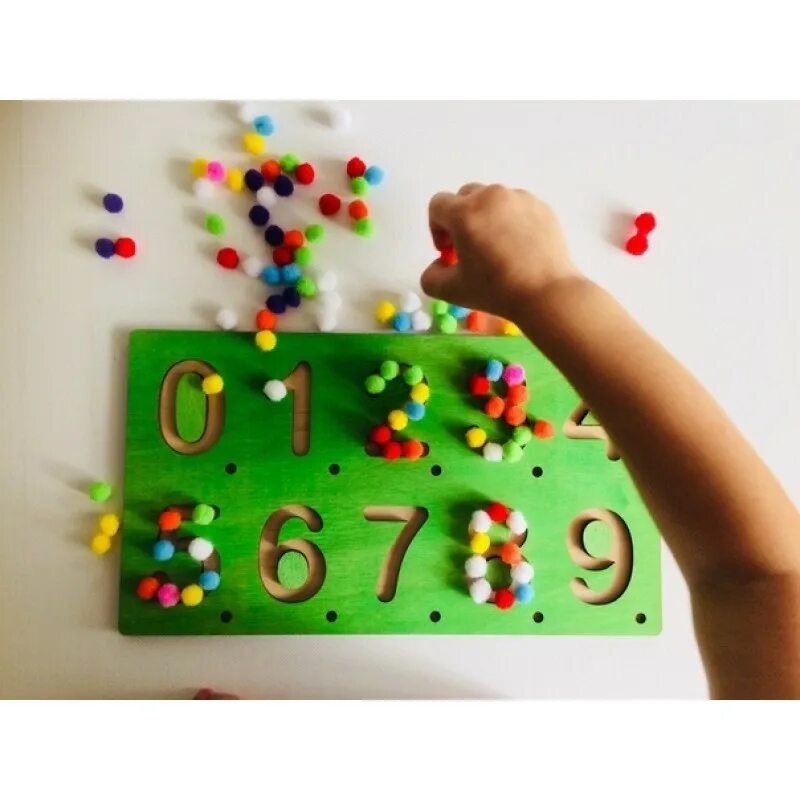 игры по монтессори для детей 3-4 лет. тактильная азбука для детей. тактильный алфавит сенсорика. шероховатые цифры монтессори. математические пособия из фетра.