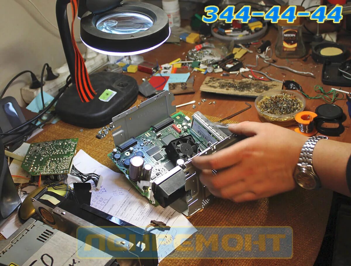 Ремонт магнитол. Уроки ремонта магнитол. E6320 разобранный. Ремонт аудиосистем руками. Адрес ремонт автомагнитол