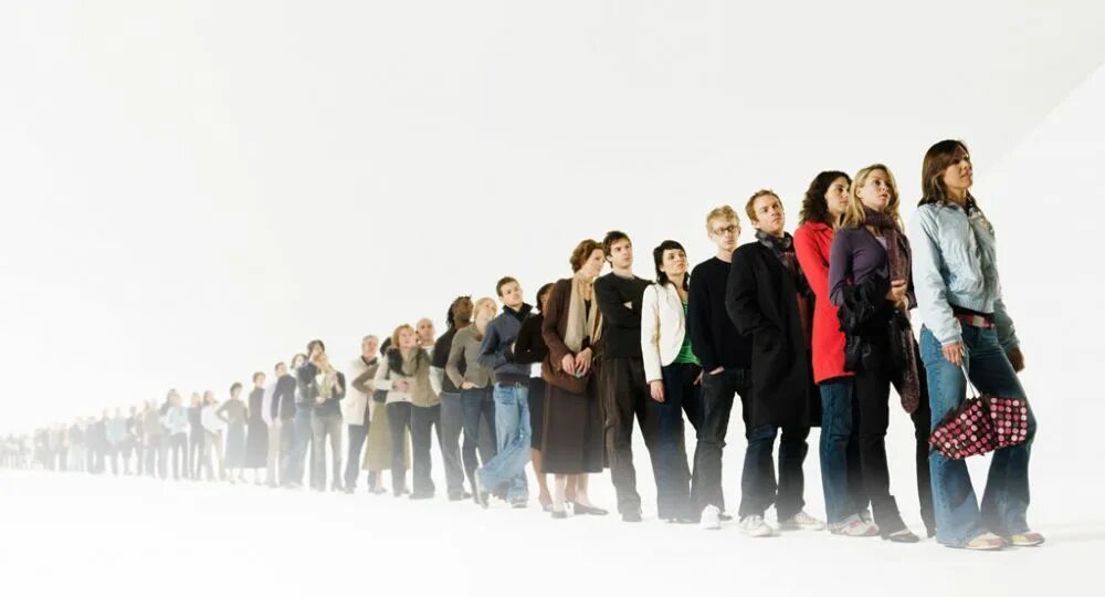 Люди в очереди. Очередь на землю. Много людей в очереди. Очередь в магазине. Ждать в очереди.