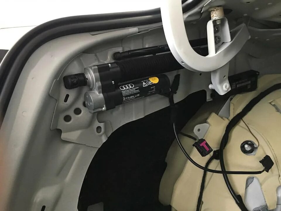 Открывающийся багажник автоматически. Электропривод багажника tiguan 2. привод открывания багажника туарег 2007. привод открывания багажника ваз. электропривод багажника гранта седан.