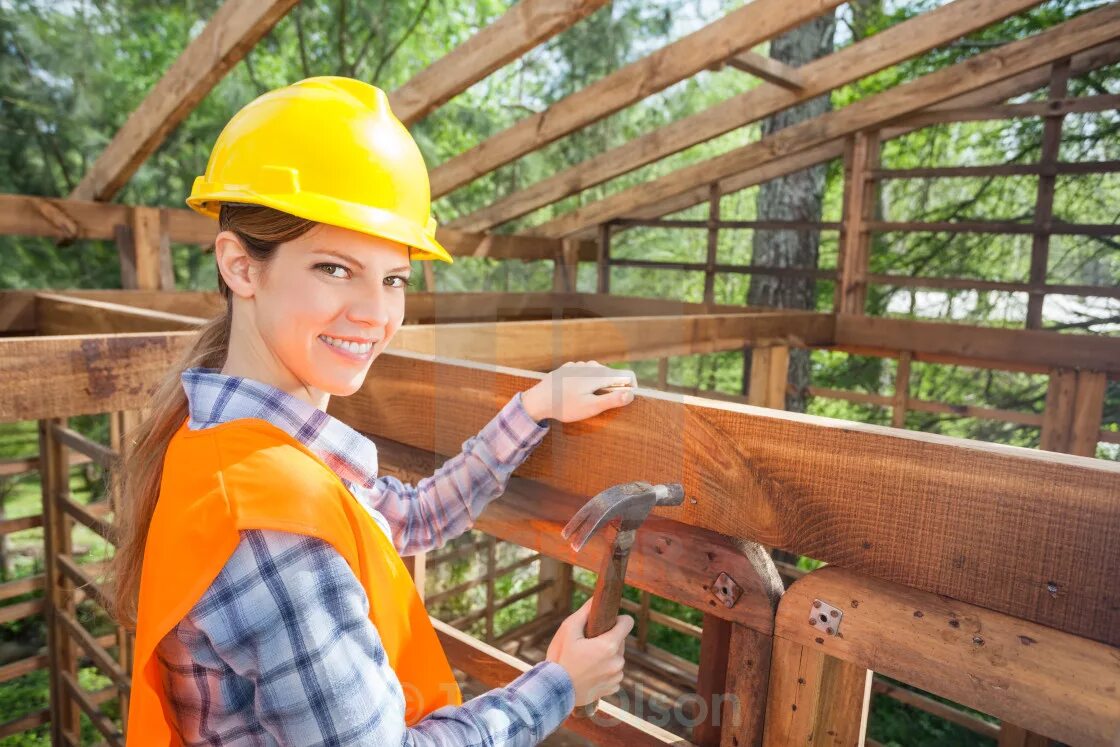 Девушка в каске на стройке. Где девочки строят дом. Красивая девушка строитель. Строители в испании. Где девочки строят дом.