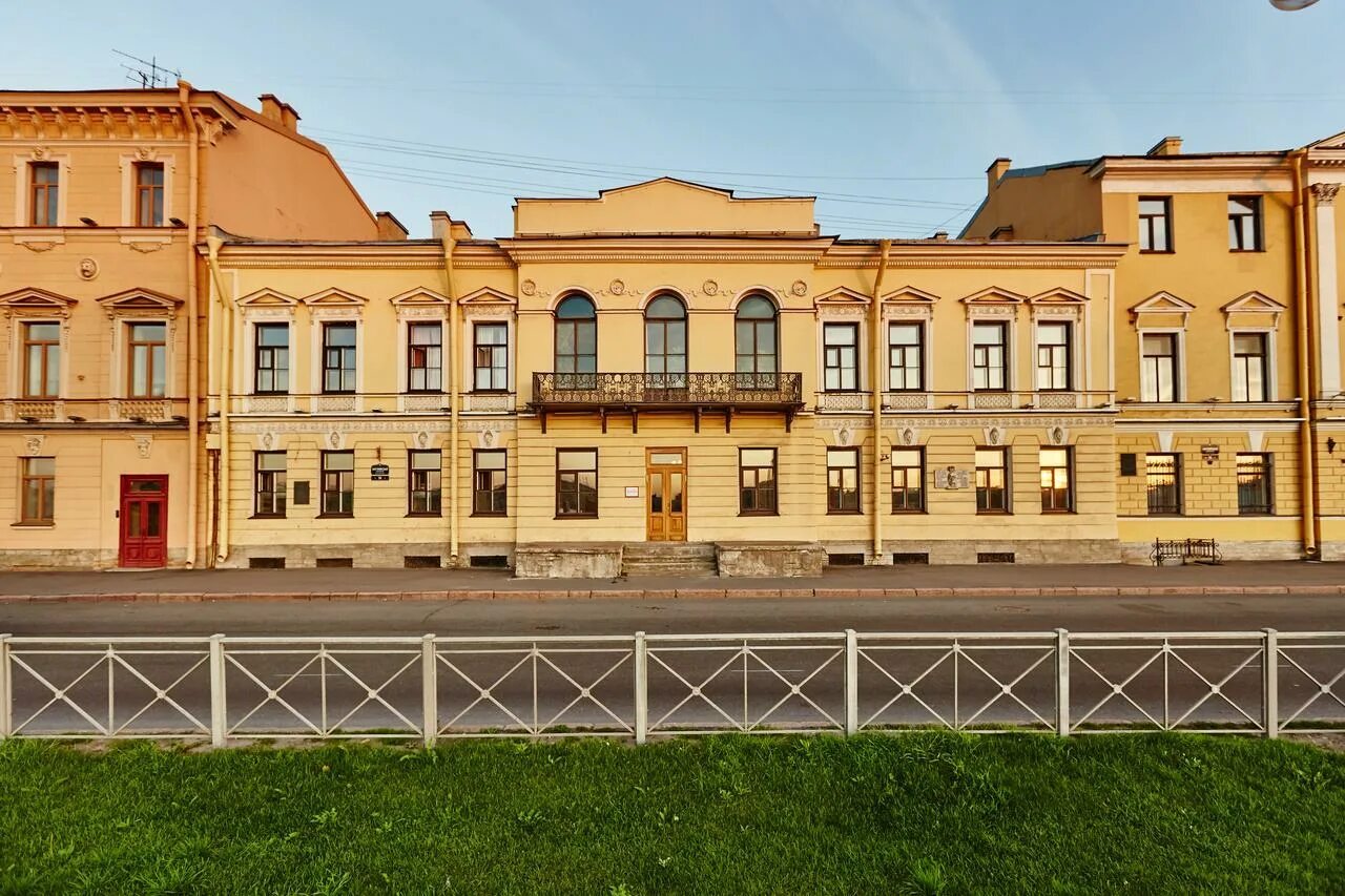 Пятьдесят санкт петербург. Особняк Долгоруковой в Санкт-Петербурге английская набережная. Английская набережная 50 Санкт-Петербург. Английская набережная дом 52 ул Галерная дом 53. Галерная 53 отель Санкт-Петербург.