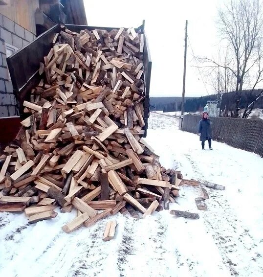 Фотосессия с дровами. Рубка дров. Заготовка дров. Бабушка с дровами. Помощь дровами.