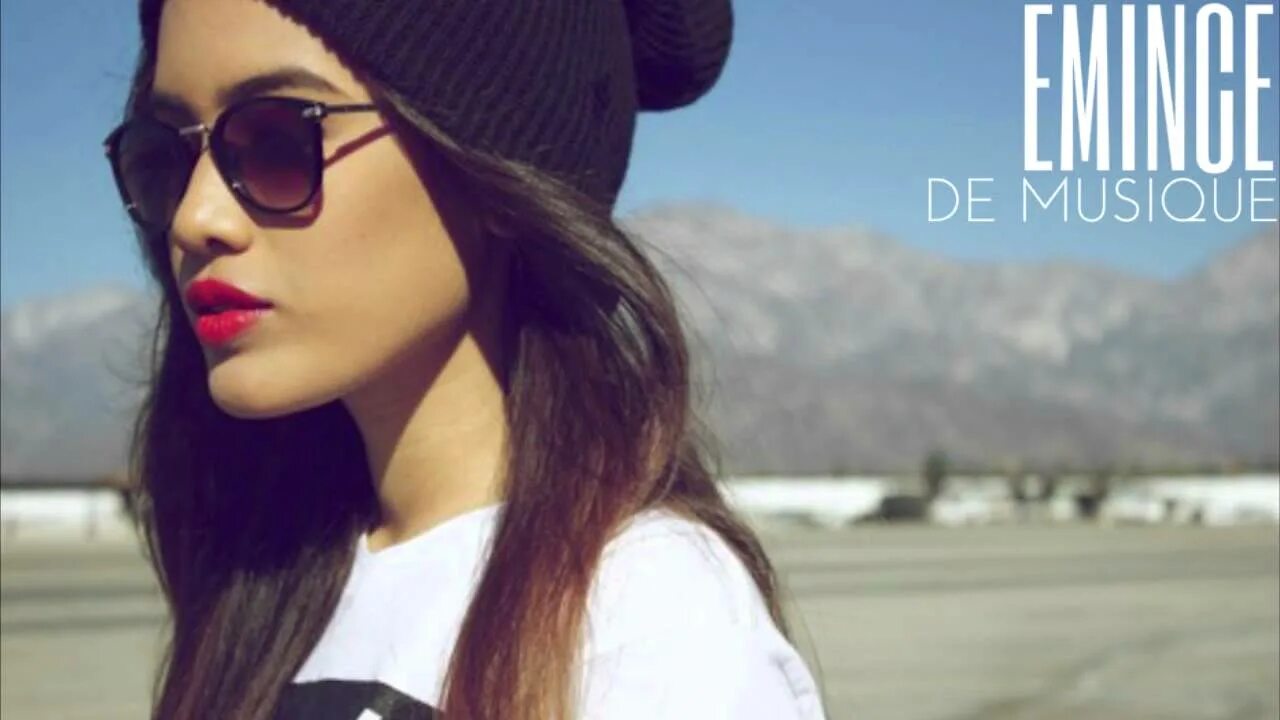 Swag жест. The cool girl. Кавказские красавицы в очках. Девушка с мороженым. Karole rocher актриса.
