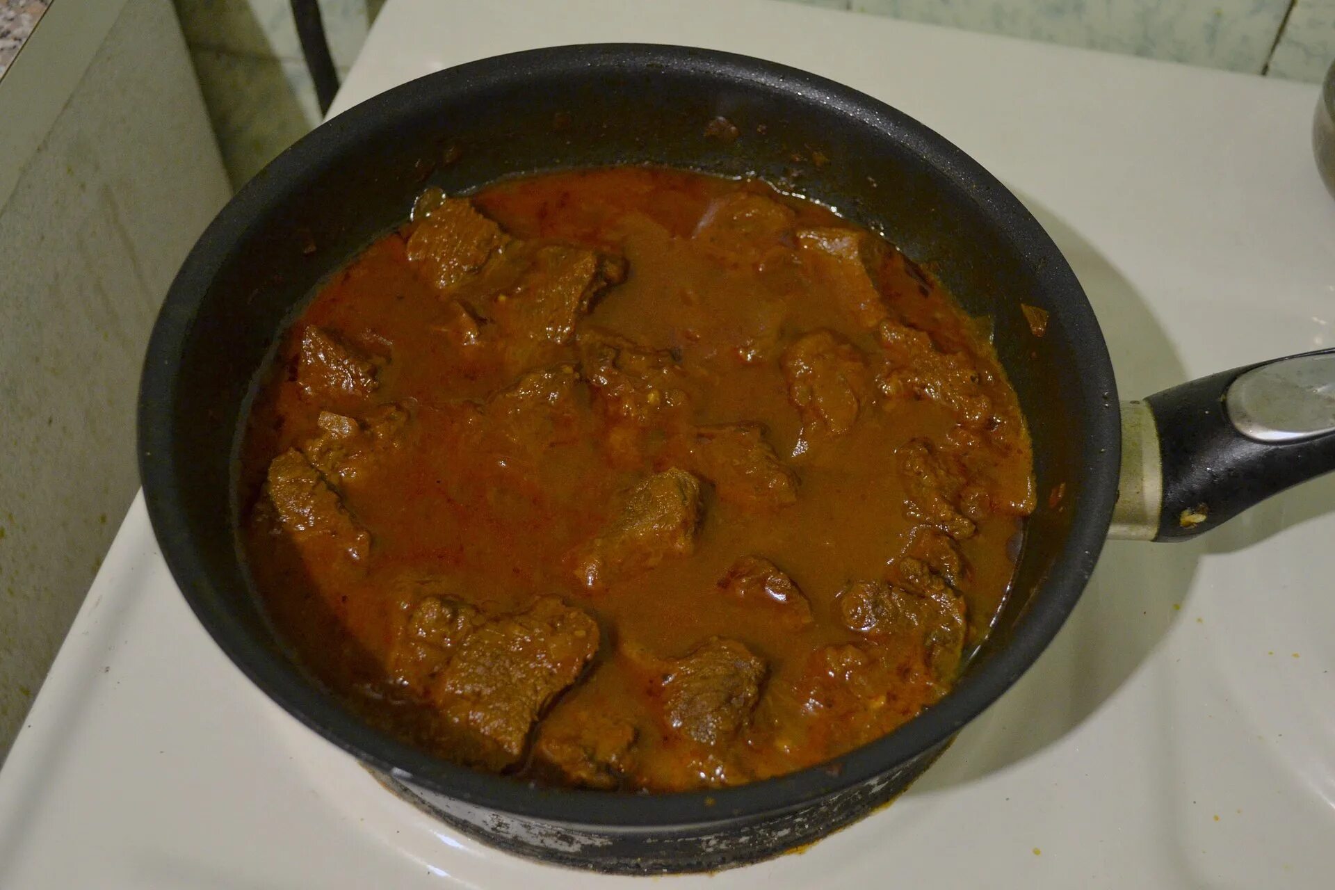 Подлива из говядины с мукой. Гуляш из говядины с подливкой. гуляш из свинины с подливкой на сковороде. гуляш из говядины с подливкой из говядины. гуляш из говядины с подливкой на сковороде.