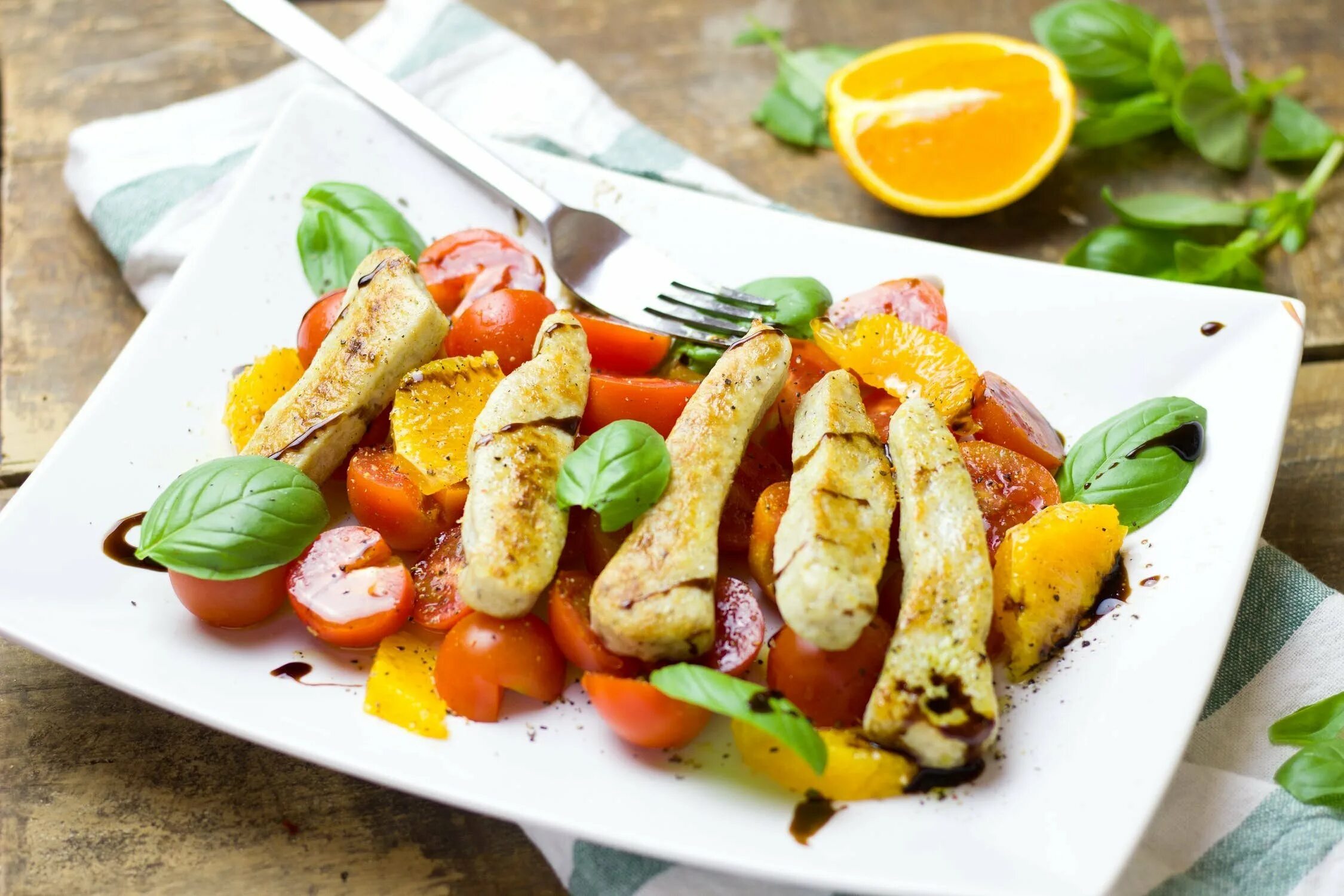 Рецепт овощей в духовке с соусом. Курица с овощами. Блюда с гарниром. Салат с индейкой и апельсином. Салат с апельсином.