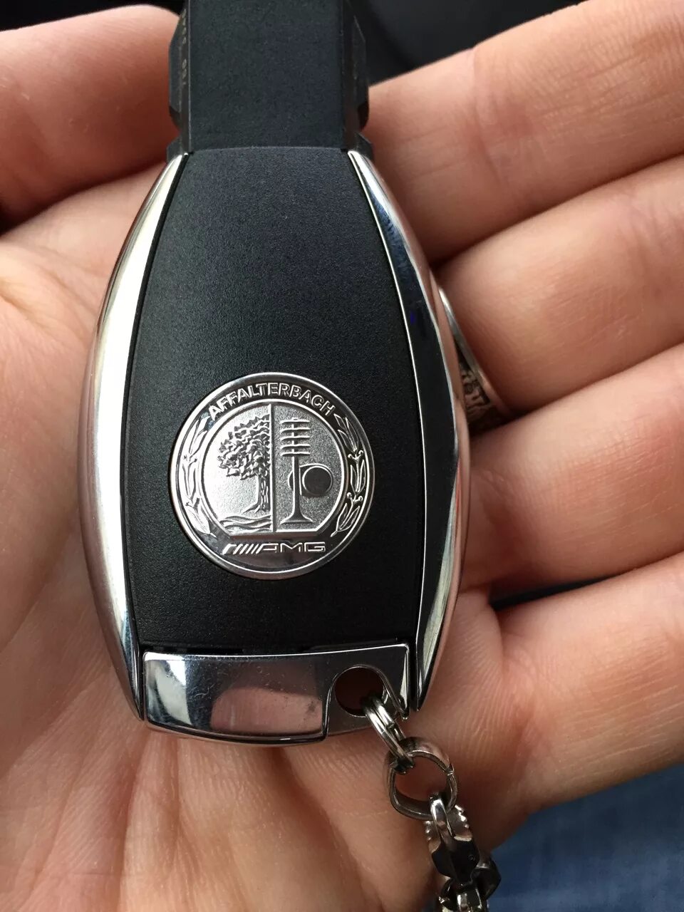 Ключи mercedes w205. Карбоновый чехол на ключ мерседес амг. Смарт ключ мерседес w213. Ключ мерседес s amg. Ключ о мерседеса gle 2021.