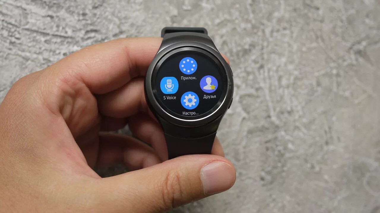 Часы самсунг с поворотным безелем. Samsung watch сервисный разъем. Самсунг часы управление Алисой. Galaxy watch с круглыми кнопками. Сравнение часов самсунг