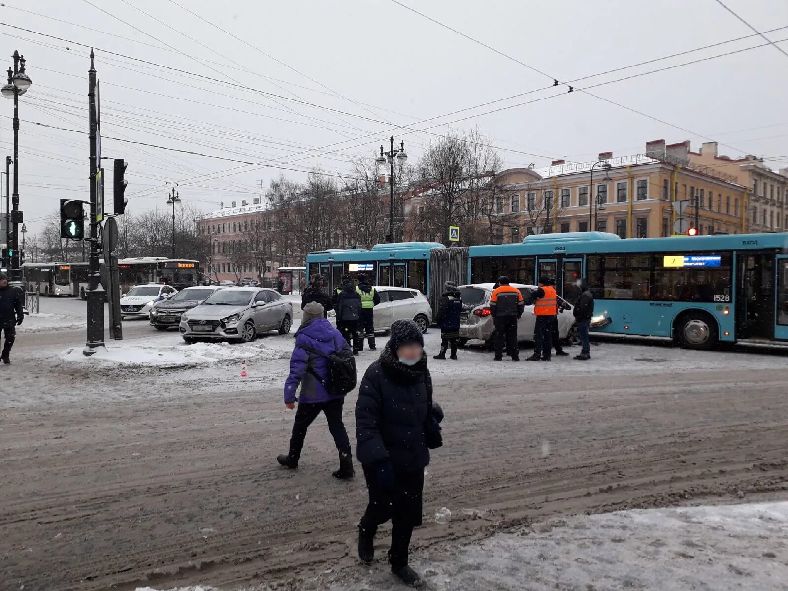 ДТП С автобусом в Санкт-Петербурге на Васильевском. Авария на Васильевском острове в 7 часов утра. Признавашки ДТП И ЧП Санкт-Петербург. ЧП на Васильевском острове сегодня. Новости часа сегодня в спб