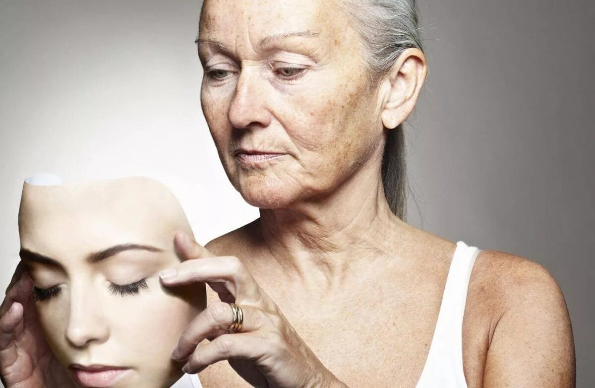 Убрать морщины на лбу. Красиво стареющие женщины. Старая кожа человека. Помолодевшие люди. Стареющая женщина.