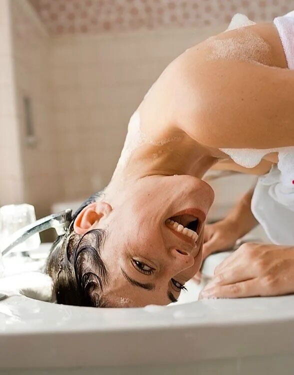 Моет мужа видео. Мытье волос. Мыть голову. Намыленная голова. Мытье волос в ванной.