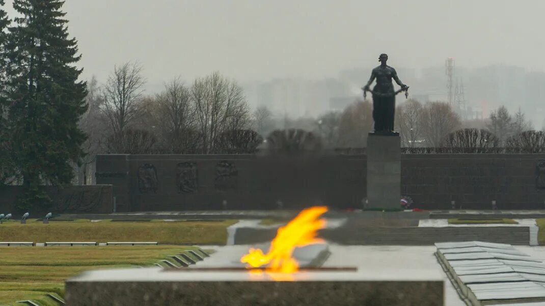 Пискаревское кладбище братские могилы. Вечный огонь пискаревское. Мемориал на пискаревском кладбище вечный огонь. Вечный огонь ленинград пискаревское кладбище. Вечный огонь ленинград пискаревское кладбище.