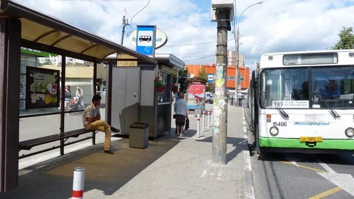 Зеленоградск остановка автобуса. Остановка общественного транспорта. Конечная остановка автобуса. Автобус возле остановки. Станция автобусов.