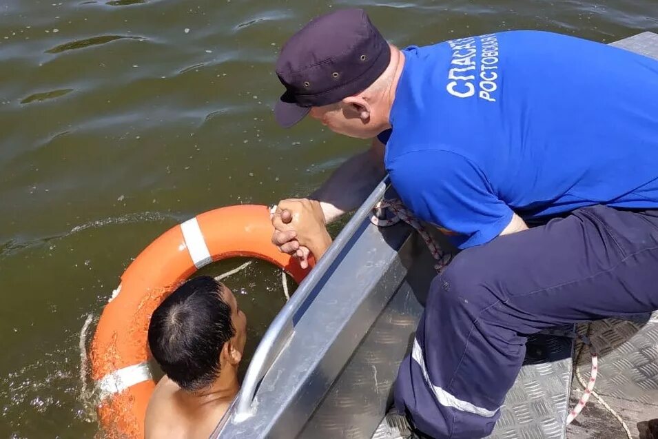 Спасти водоем. Спасение на воде. Спасатели на воде. Купание в водоемах.