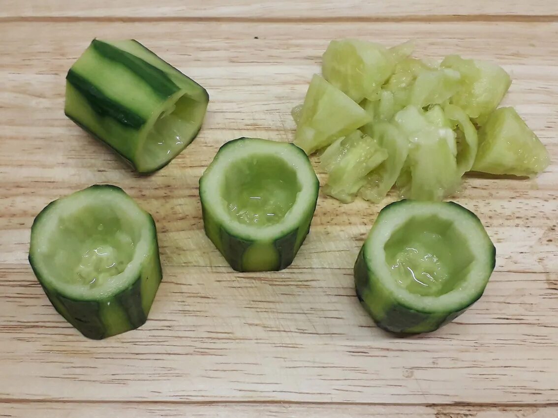 Закуска с огурцом. Рулетики из огурцов. Закуска из огурцов. Начинка для свежих огурцов. Закуска из огурцов с крабовыми палочками.