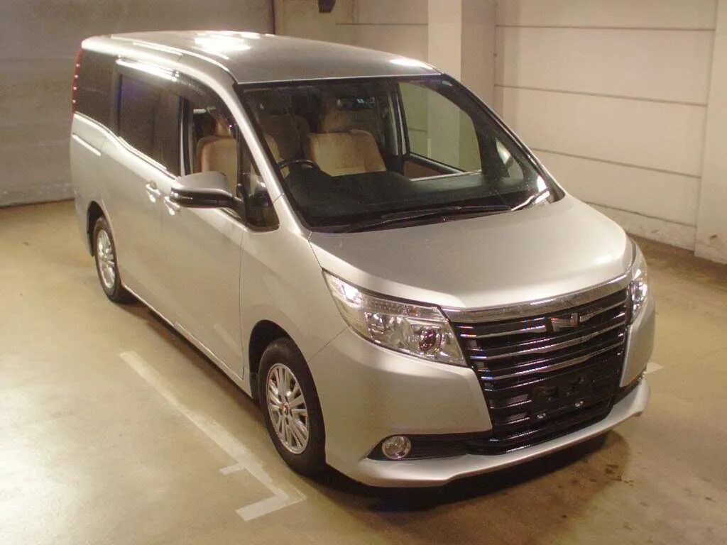 Hybrids москва. Тойота Ноах гибрид. Тойота Ноах гибрид 2014. Toyota Noah Hybrid 2018. Тойота Ноах 2018 гибрид.