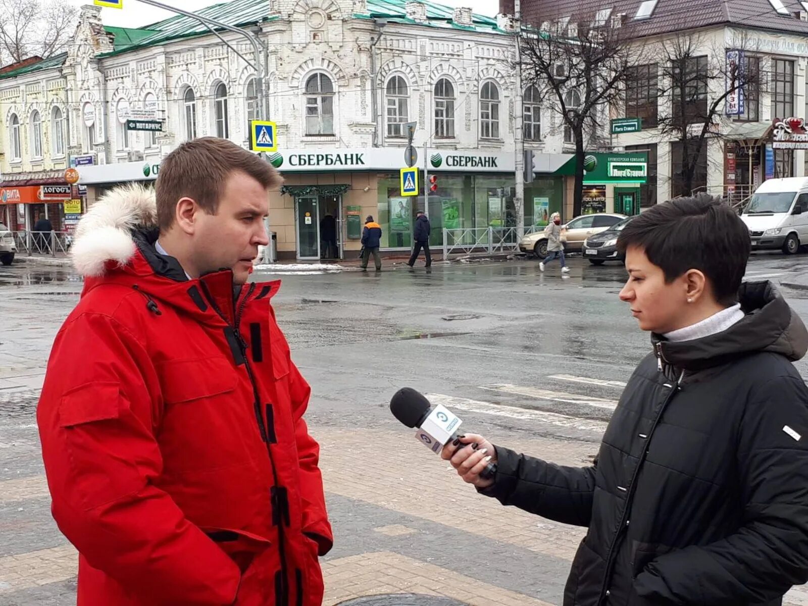 Интервью видео канал. Журналисты на улице. Интервью. Опрос прохожих на улице. Опрашивают людей на улице.