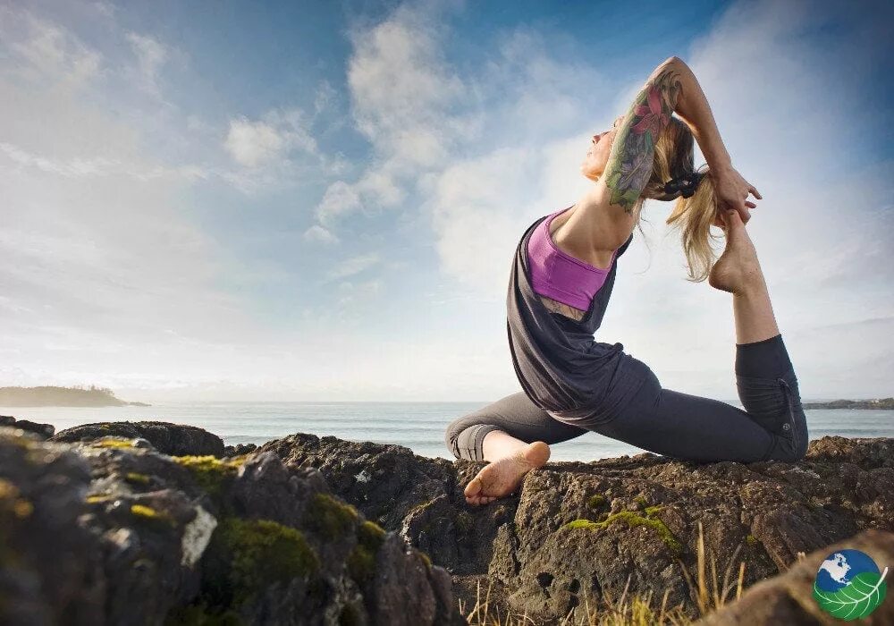 Йога в горах. Yoga vally. Красивые девушки занимаются йогой. Йога на фоне природы. Йога асаны.