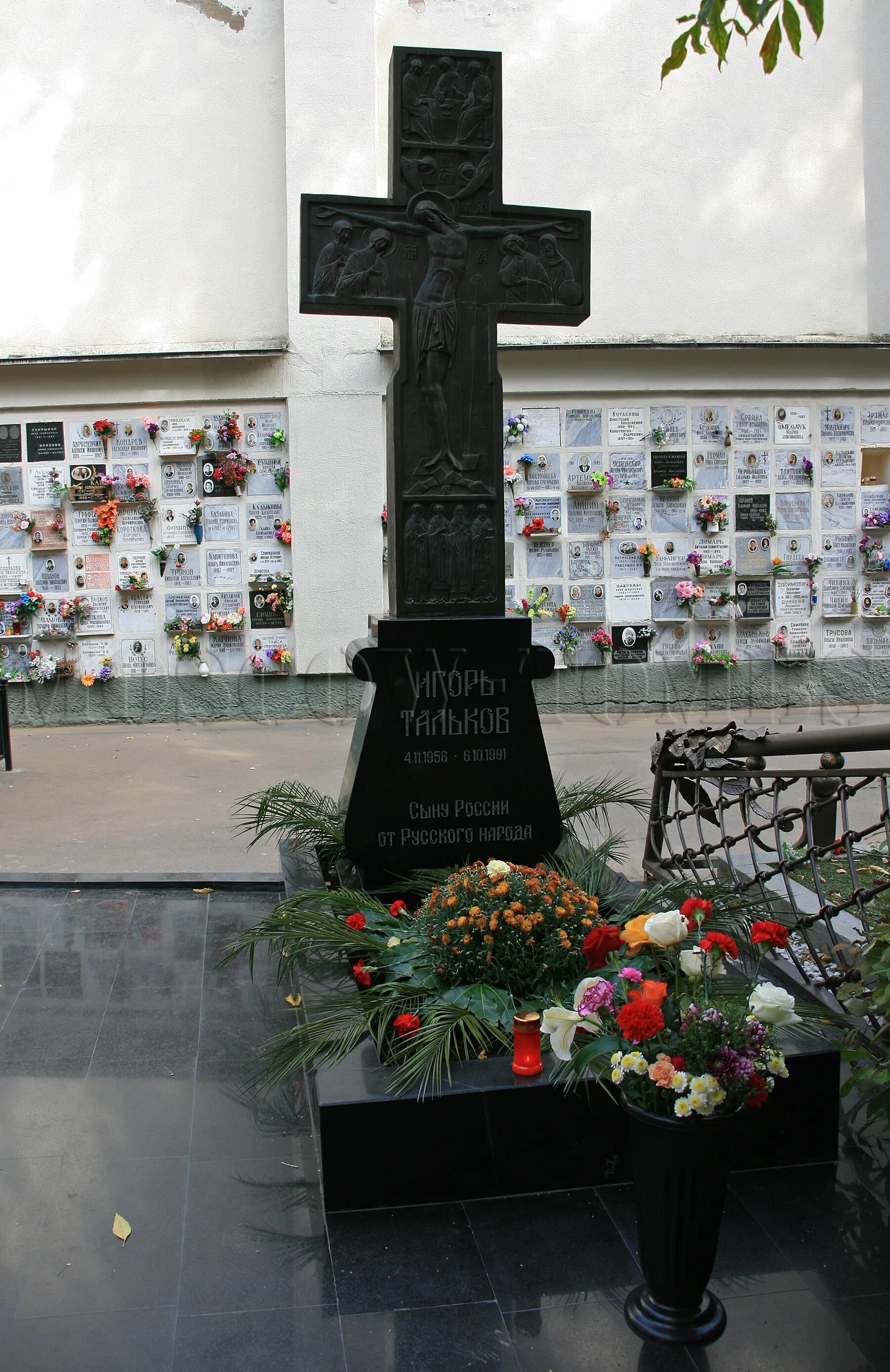 Тальков похоронен. Могила Талькова на Ваганьковском кладбище. Могила Игоря Талькова на Ваганьковском кладбище. Могила Талькова на Ваганьковском.