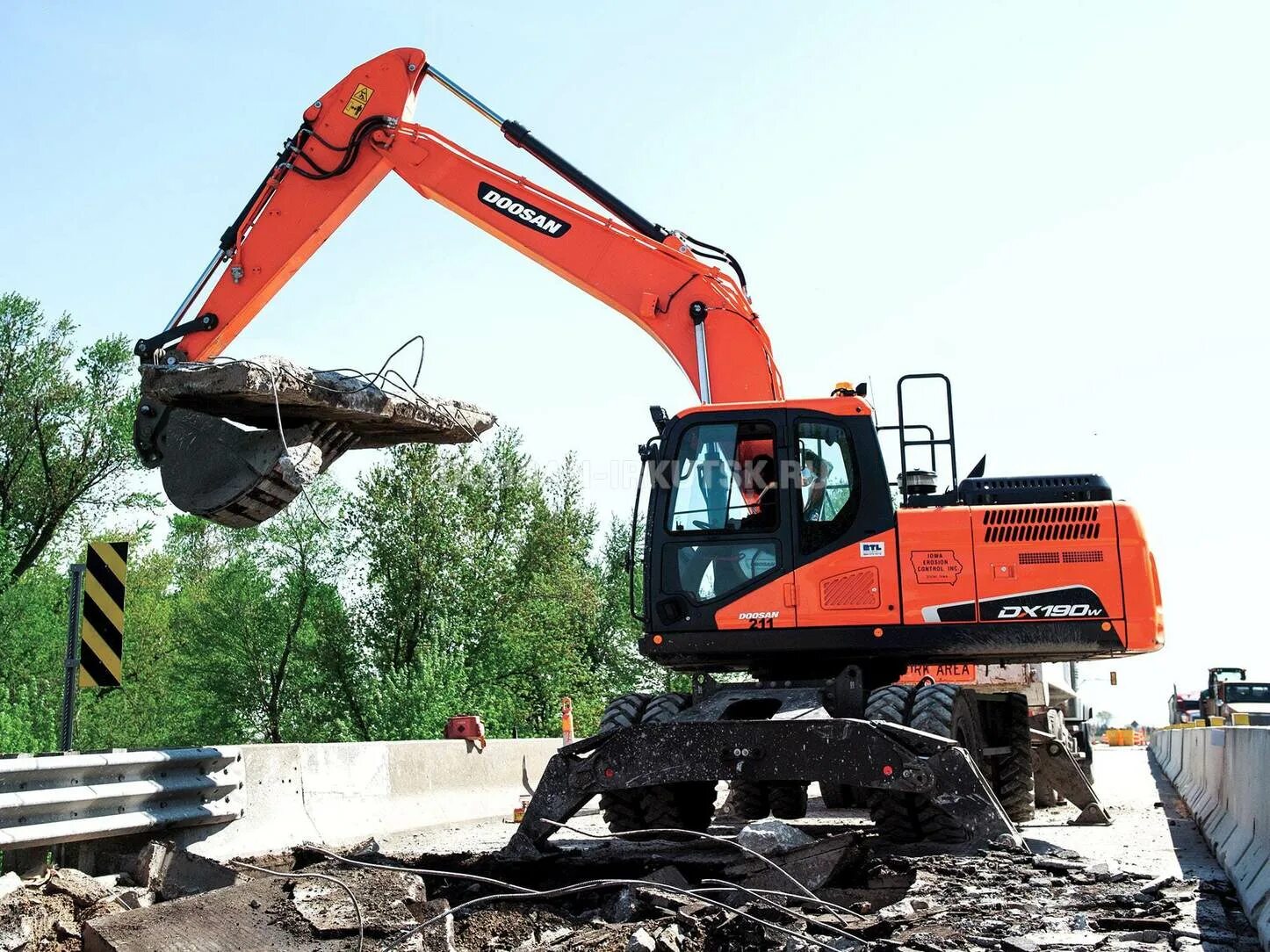 Doosan dx190w. Колесный экскаватор Doosan dx190wa. Дусан 190 колесный экскаватор. Doosan dx190w с гидромолотом. Экскаватор дусан колесный