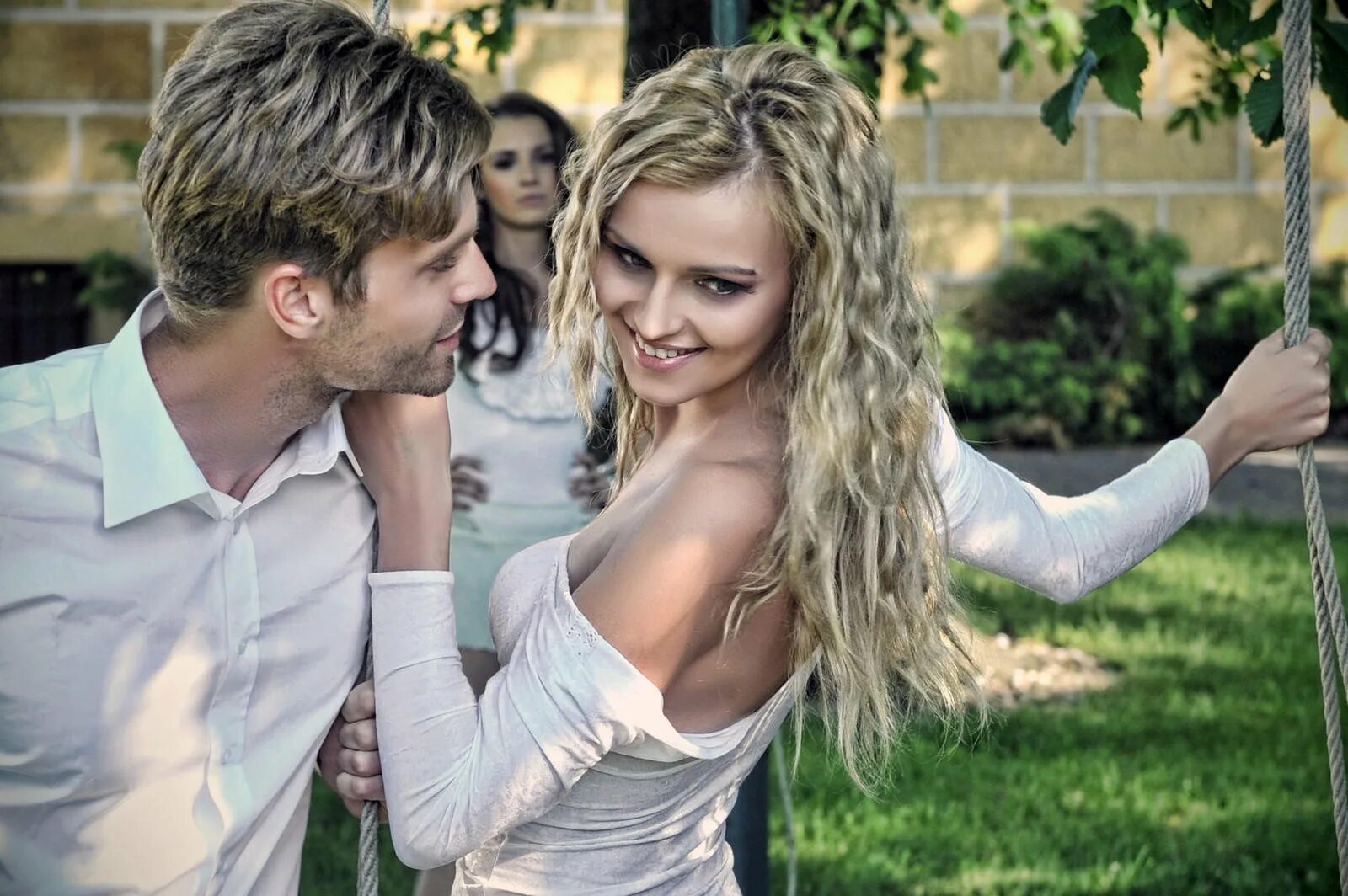 Обманутая женщина. Женщина несчастна в отношениях. Королева добивается ареста. Девушка флиртует. Женатый мужчина.