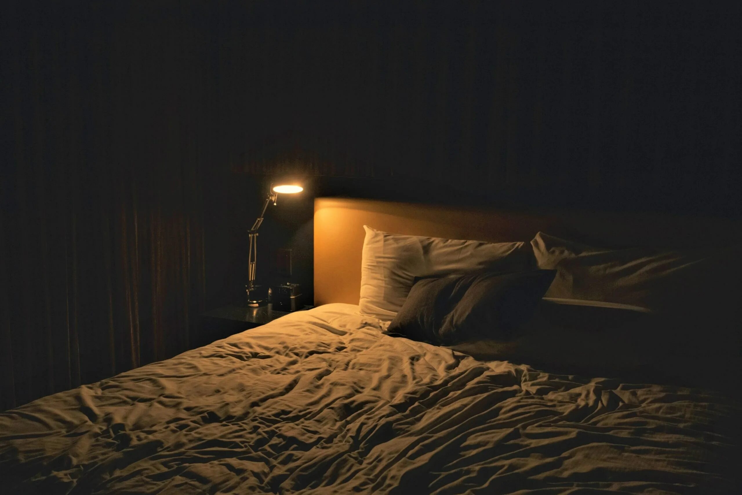 Звуки ночью в квартире. Кровать ночью. Комната с кроватью в темноте. Комната с кроватью ночью. Тесная комната с крлватью.