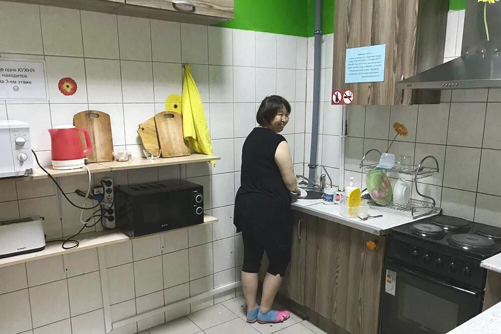 Уборка в гостинице. Уборщик помещений. Уборщица в хостел. Уборщица в хостел. Уборщица в гостинице.