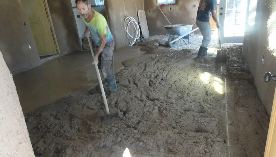 Утеплить потолок в бане. Утепление пола опилкой. Утеплитель для пола из опилок. Утепление пола опилкой. Черновой пол и пенополистирол.