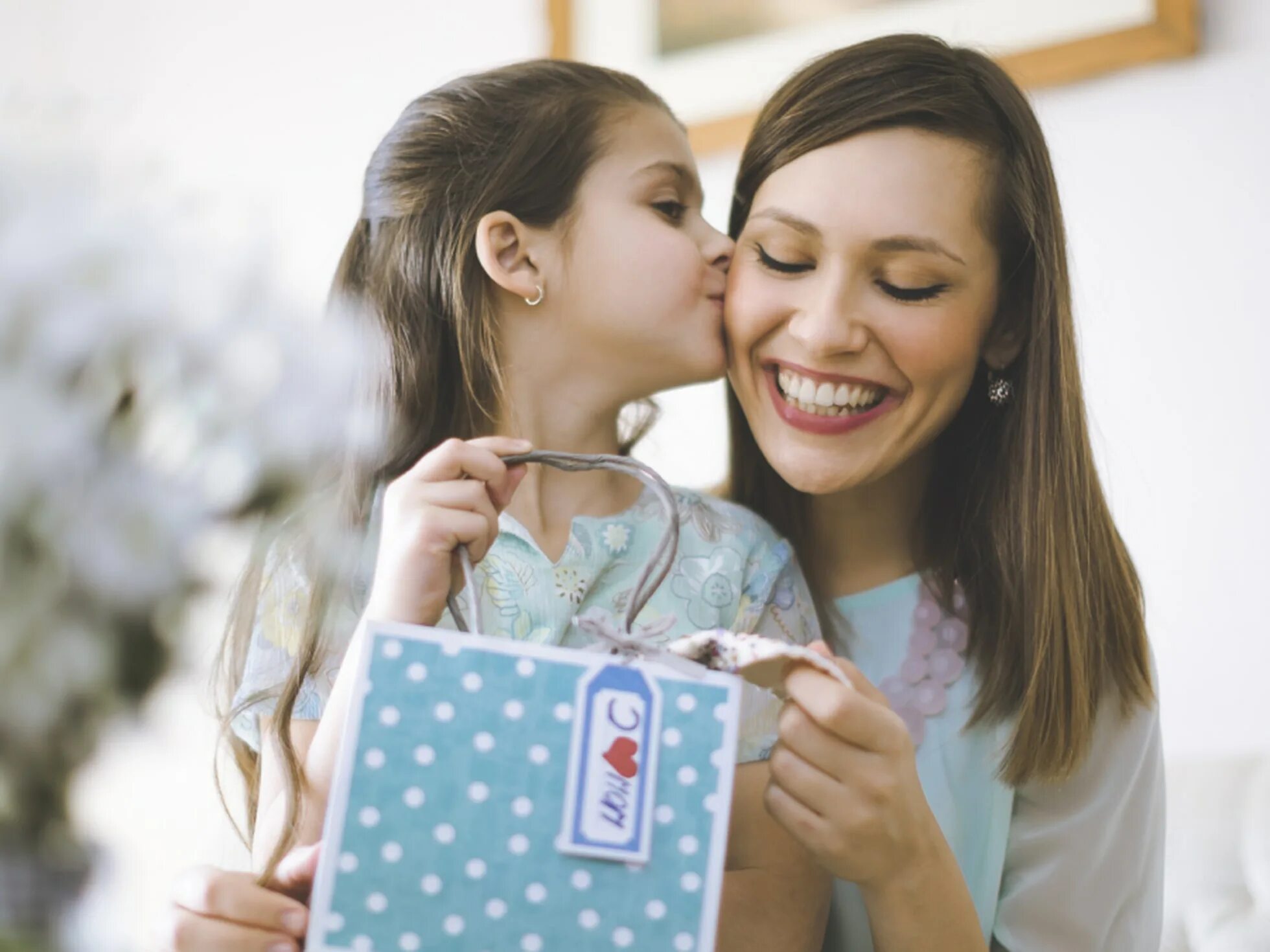 Mom surprises. Мама дарит подарок. Счастливая мать с подарком. Мама выбирает праздник. Ребенок сцвами для мамы.