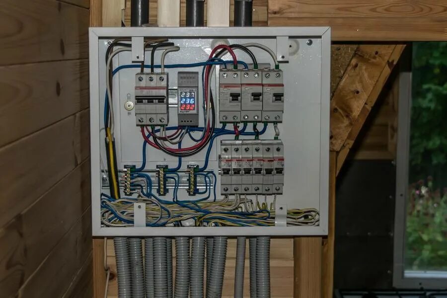 Распределительный щит электропроводки распределительный. Распределительный щит 380 вольт 15 КВТ. Щит СИП 220в распределительный. Вводной электрощит 380в. Сборка щита для частного дома