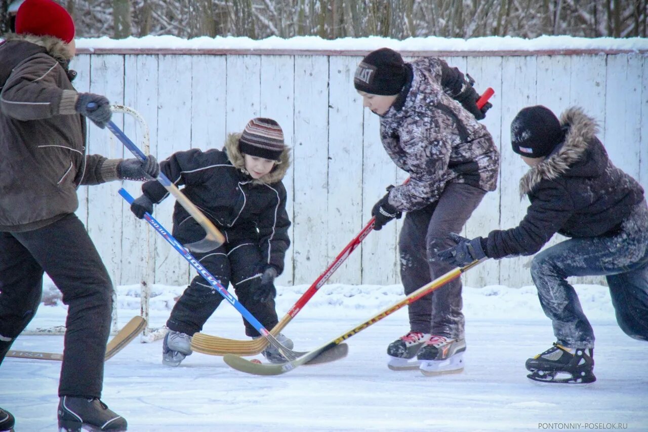Снежком катание. Детский дворовый хоккей. Хоккей во дворе. Хоккей дети во дворе. Детский хоккей во дворе.